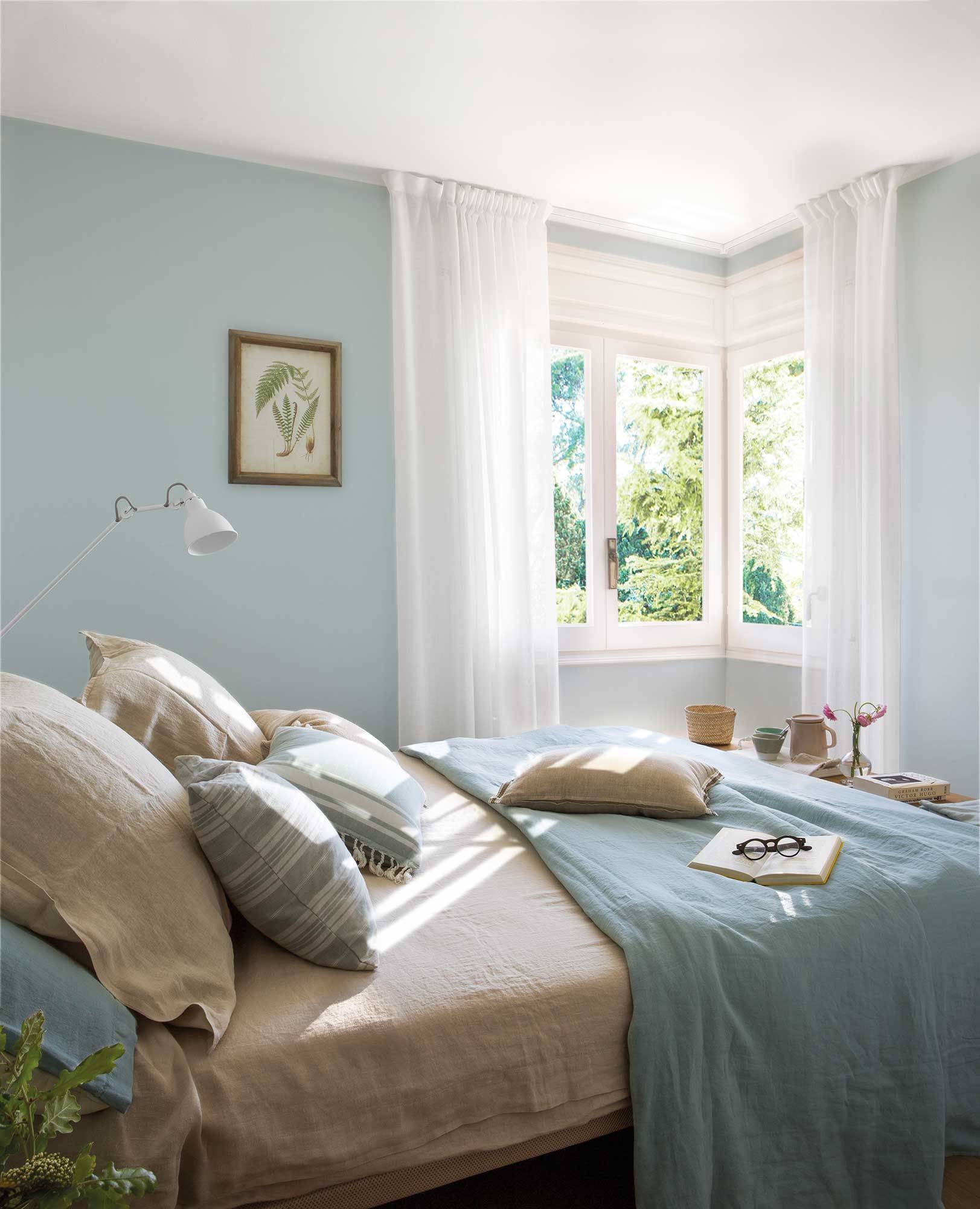 Small bedroom with light blue walls 00507307