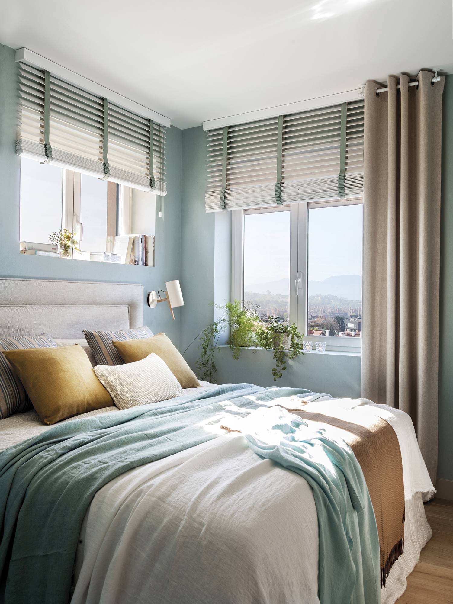 Small bedroom with soft turquoise walls 00511437