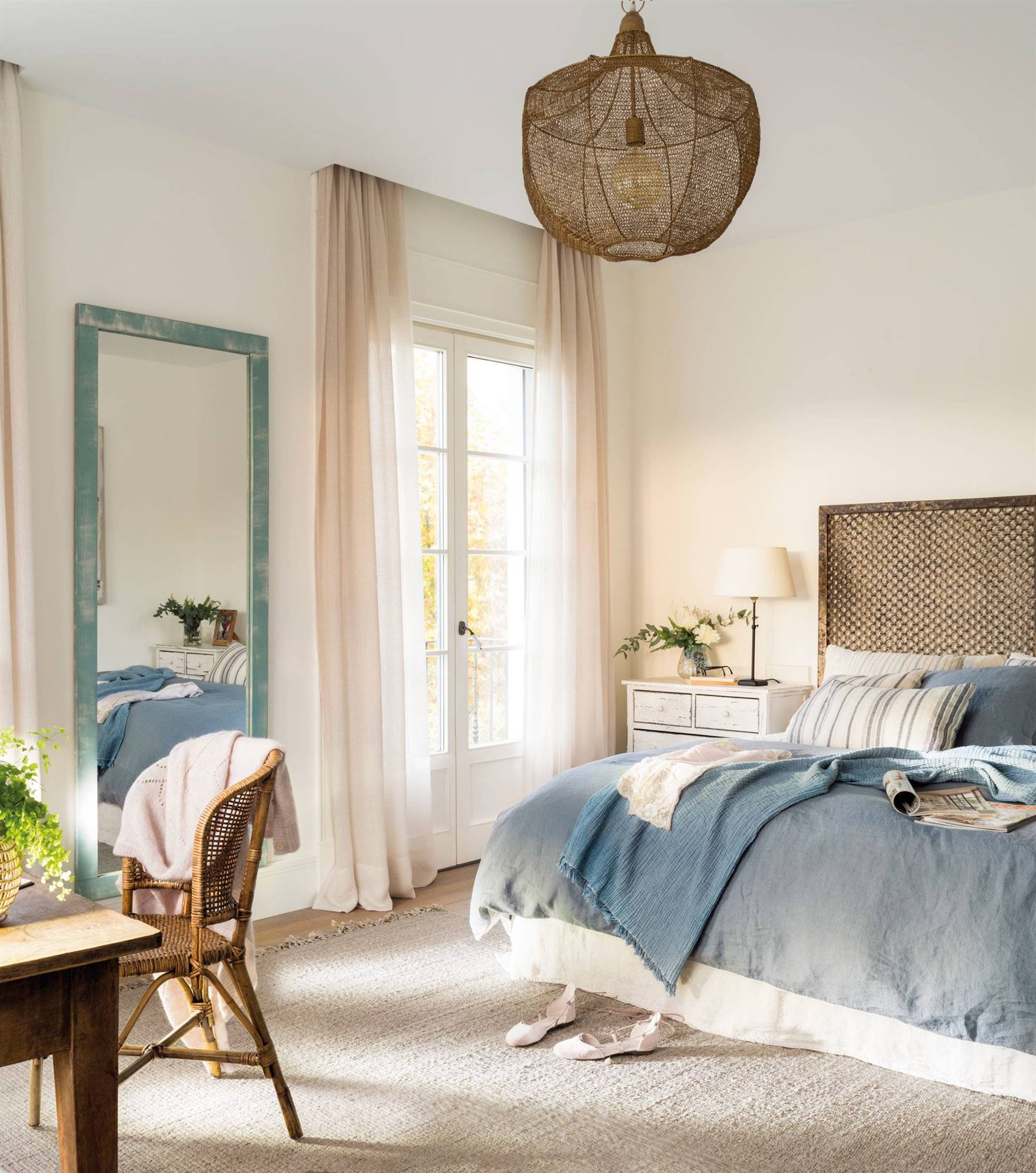 Bedroom with a lattice-type headboard