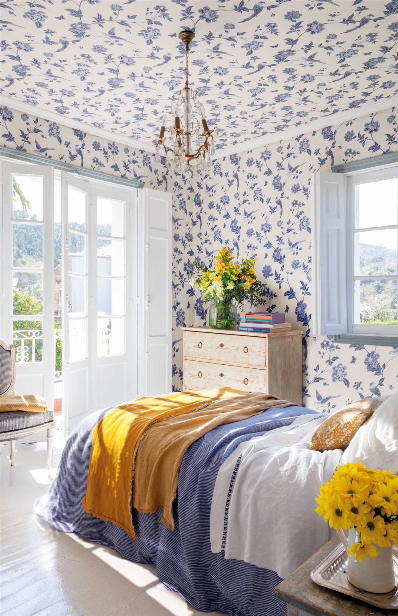Bedroom with blue floral wallpaper even on the ceiling